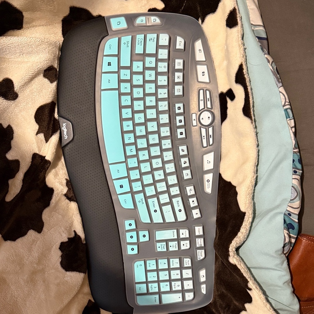 Logitech Black Ergonomic Keyboard and Mouse Combo. Comes with receiver and skin - Picture 2 of 2